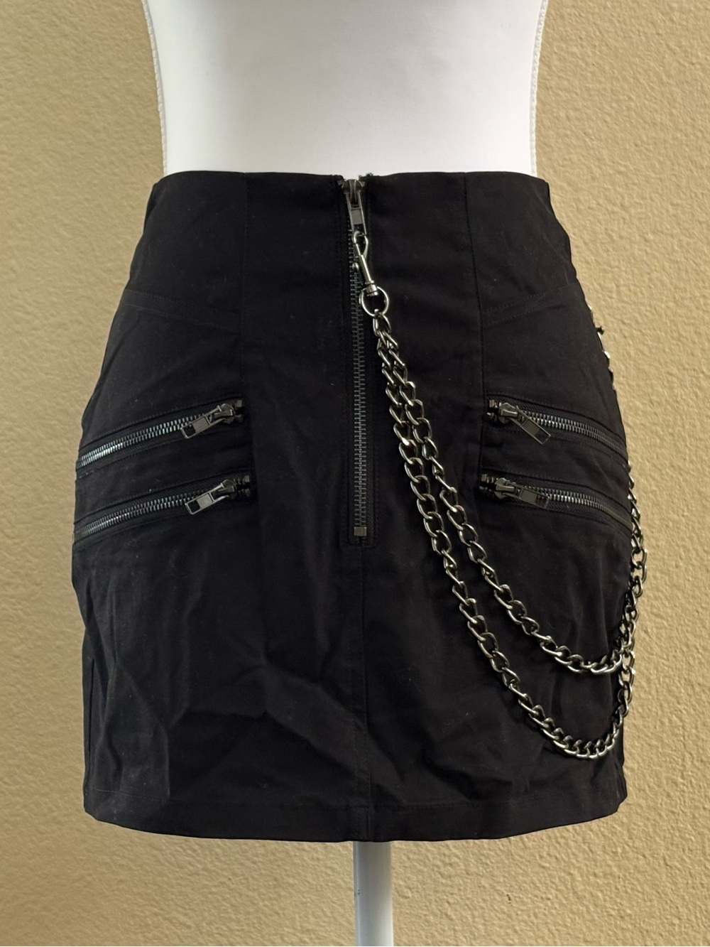 Carmar Black Denim Mini Skirt w/ Front Zip Pockets, Zipper & Chains, Size 6 NWT